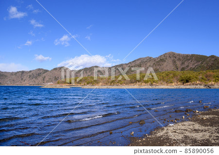 Superb view of the winter sky, Lake Motosu and the mountains Superb view of the winter sky, Lake Motosu and the mountains 85890056