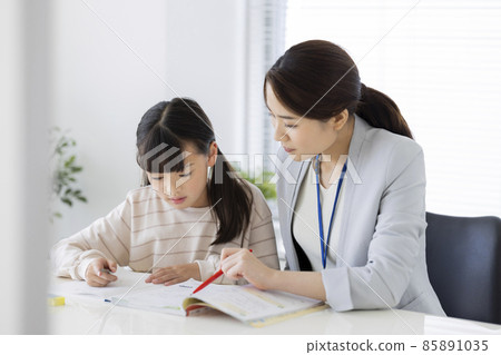 在補習班接受個別指導的女小學生 85891035