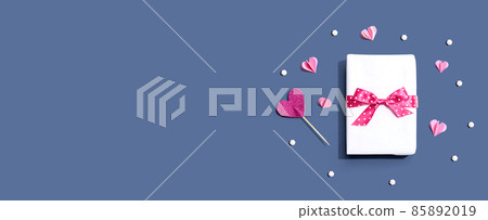 Gift box with pink paper hearts 85892019