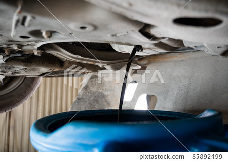 Change of old oil in a car engine. Change of old oil in a car engine. 85892499
