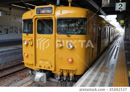 Series 115 train on the Ako Line bound for Soja (Banshu-Ako Station) Series 115 train on the Ako Line bound for Soja (Banshu-Ako Station) 85892537