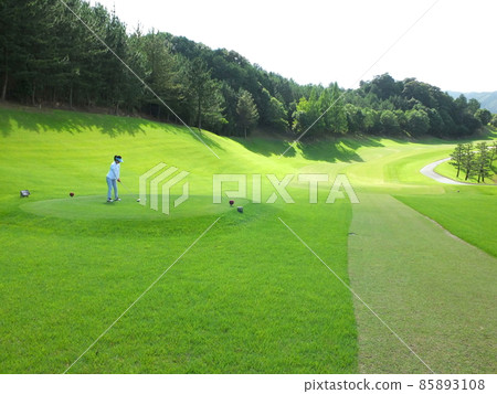 Female golfer Golf Reduced golf, long hole tee shot! 85893108