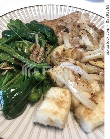 Enjoy pork, peppers, fried tofu, wife's home-cooked food, home-cooked dinner, happy family, corona 85893269