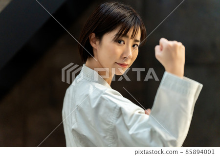 準備空手道的女人 85894001