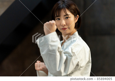 準備空手道的女人 85894005