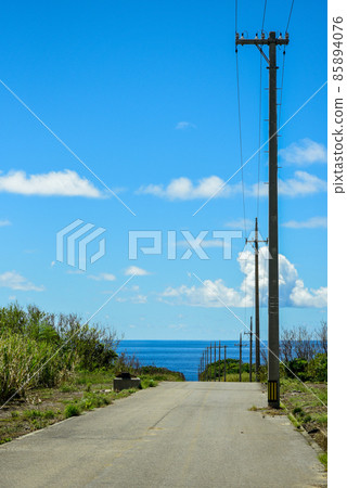 通往日本最南端波照間島和甘蔗田海的道路 85894076