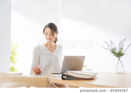 Females in their 20s and 30s work from home Females in their 20s and 30s work from home 85894267