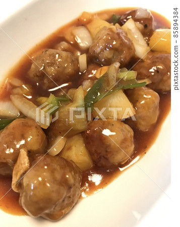 Enjoy meatballs, pork, onions, pineapples, wife's home-cooked meals, home-cooked dinner, happy family, corona 85894384