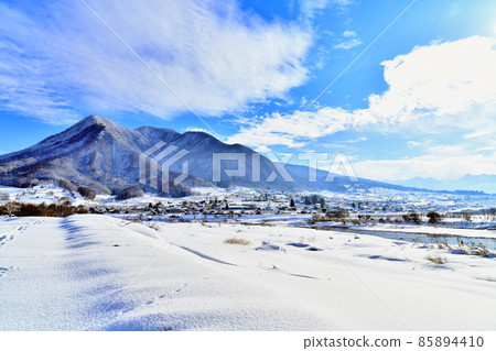 Looking toward Mt. Kosha from the vicinity of Furumaki Bridge / Chikuma River (Nakano City, Nagano Prefecture) [2022.1] 85894410
