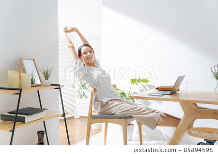 30 歲自由職業者 1 名女性 85894598