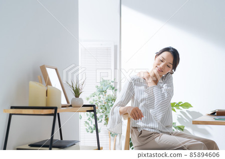 30 歲自由職業者 1 名女性 85894606