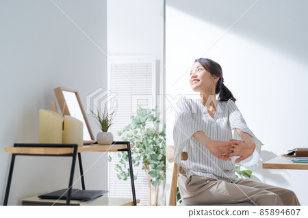 30 歲自由職業者 1 名女性 30 歲自由職業者 1 名女性 85894607