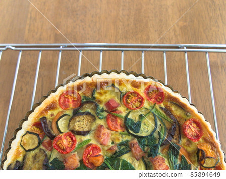 洛林乳蛋餅配夏季蔬菜 85894649