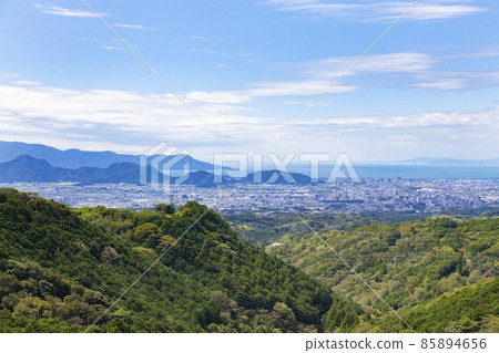 三島天空步道:從吊橋頂部看到的三島市和駿河灣 三島天空步道:從吊橋頂部看到的三島市和駿河灣 85894656