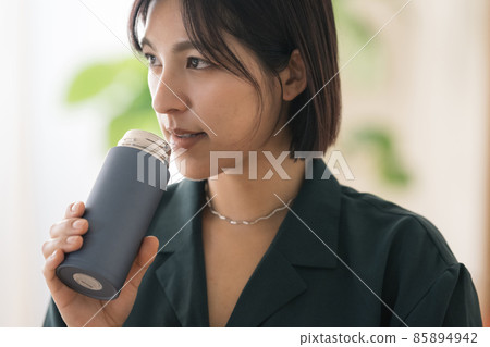 Women who use my bottles and women who drink drinks Women who use my bottles and women who drink drinks 85894942