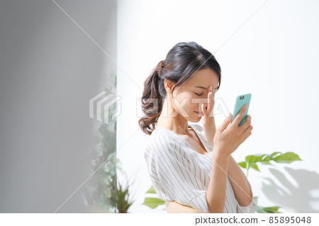 Female in her 30s smartphone indoors 85895048