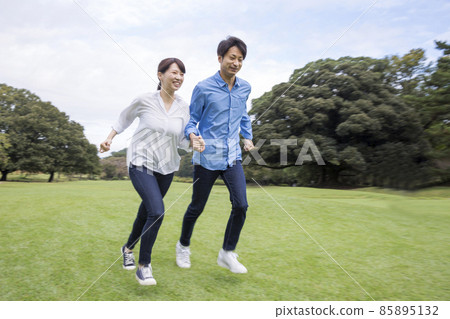 年輕的日本夫婦在公園裡跑步,休閒 年輕的日本夫婦在公園裡跑步,休閒 85895132
