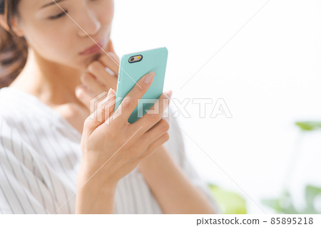 30 多歲女性在室內使用智能手機 85895218