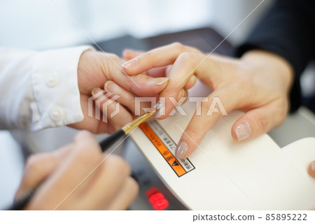 凝膠美甲治療場景，美容院形象，照片素材 85895222