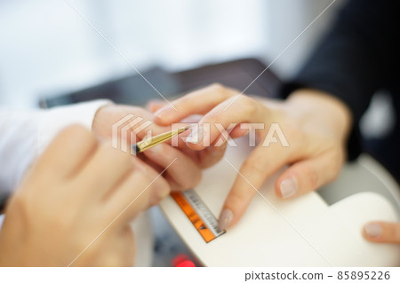 凝膠美甲治療場景,美容院形象,照片素材 凝膠美甲治療場景,美容院形象,照片素材 85895226