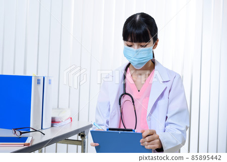 一位戴著口罩、戴著磨砂膏的女醫務人員在檢查室問病人、醫生、門診檢查 85895442