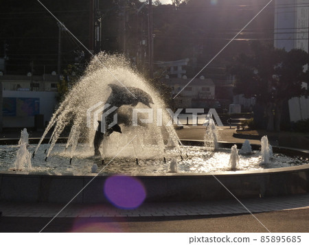 Fountain in Sata Higashi Park that shines in the sunshine [Toba] 85895685
