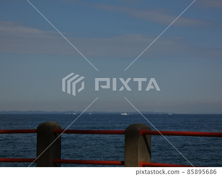 A fishing boat and a blue sky that goes deep inside the bay [Futamigaura] 85895686