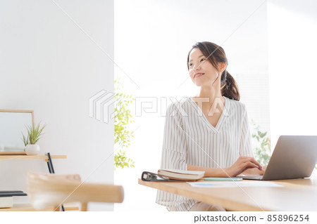 在家工作 女性 30 多歲 在家工作 女性 30 多歲 85896254
