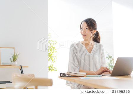 在家工作 女性 30 多歲 在家工作 女性 30 多歲 85896256