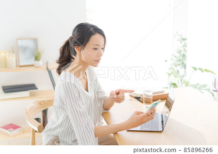 在家工作 女性 30 多歲 在家工作 女性 30 多歲 85896266