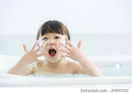 Girl child bath time 85897032