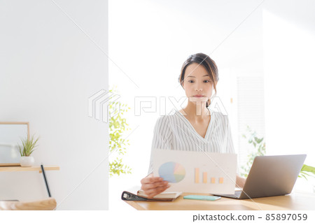 在家工作 女性 30 多歲 85897059