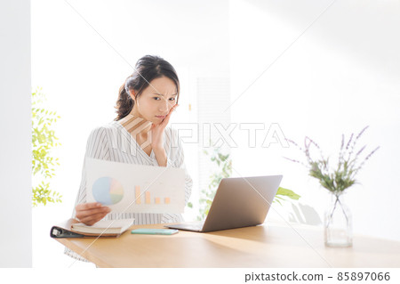 在家工作 女性 30 多歲 在家工作 女性 30 多歲 85897066