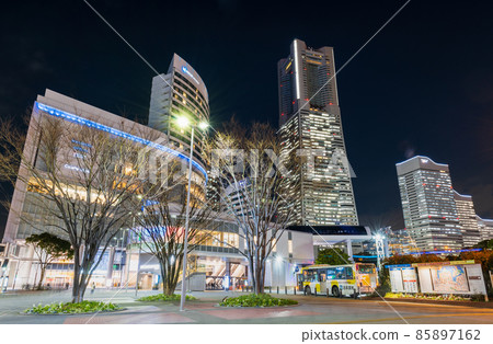 橫濱櫻木町站前廣場和港未來冬季夜景 85897162