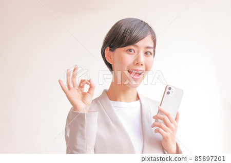 女性在 OK 姿勢與智能手機 1 85897201