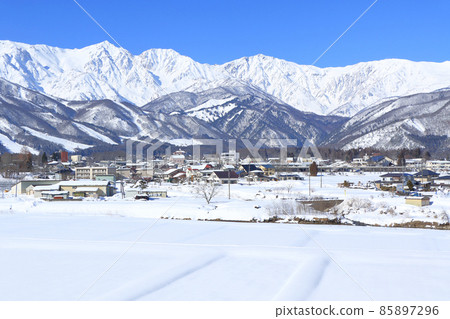 白馬冬季下雪的北阿爾卑斯山 85897296