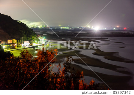 Tidal flats on the Shinmaiko coast before dawn Tidal flats on the Shinmaiko coast before dawn 85897342