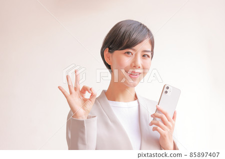 女性在 OK 姿勢與智能手機 2 85897407