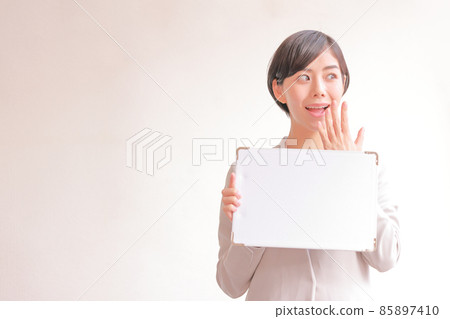 一個女人拿著留言板，把手放在嘴上 1 85897410