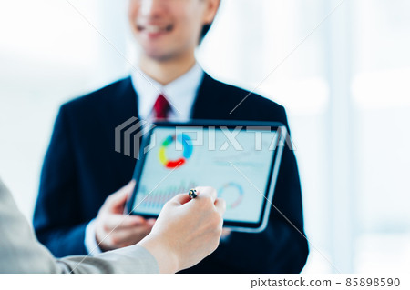A businessman who adjusts with a tablet 85898590