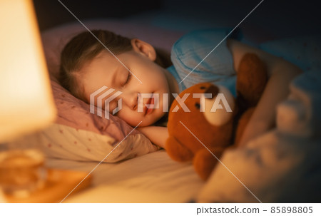child is sleeping in the bed 85898805