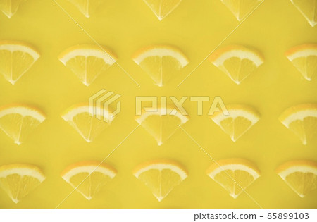 Fan-shaped slices of lemon lined up all over 85899103