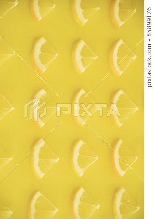 Fan-shaped slices of lemon lined up on one side Vertical composition 85899176