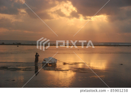Bather on the beach at dawn (Sanur / Bali, Indonesia) 85901238