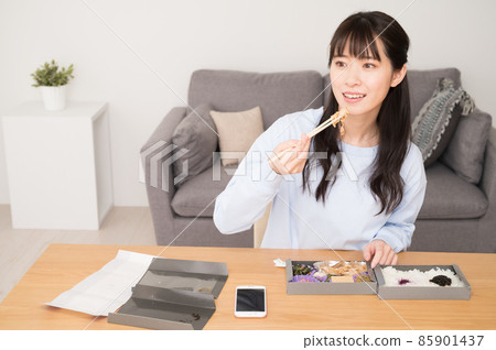 吃午餐的年輕女人 85901437