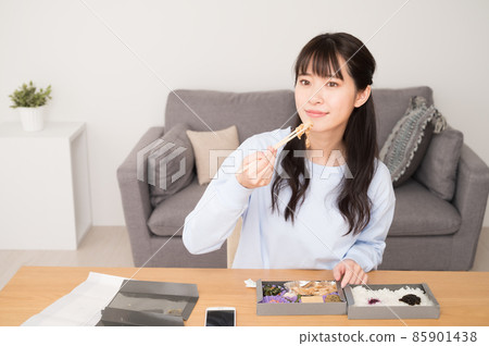 吃午餐的年輕女人 85901438