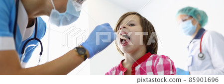 Kid in hospital on diagnostic Kid in hospital on diagnostic 85901696