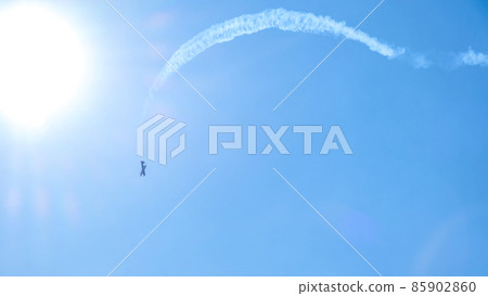 Overhead flying aircraft. Aircraft in formation during an aerobatics display as they loop and roll through the sky. Plane crashes. Falling airplane crashes 85902860