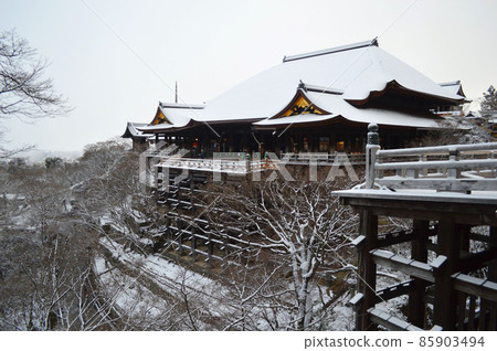 京都市清水寺的正殿，我在一月的清晨參拜 85903494