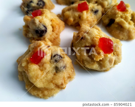 Red pearl biscuit. The main ingredients are flour, cornflakes, chocolate chips, and cherries. Cook in a hot oven. 85904021